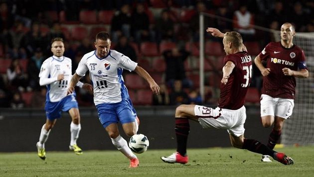 Ostravský Antonín Fantiš (vlevo) v souboji se sparťanem Jiřím Jarošíkem. Ostravský Antonín Fantiš (vlevo) v souboji se sparťanem Jiřím Jarošíkem.