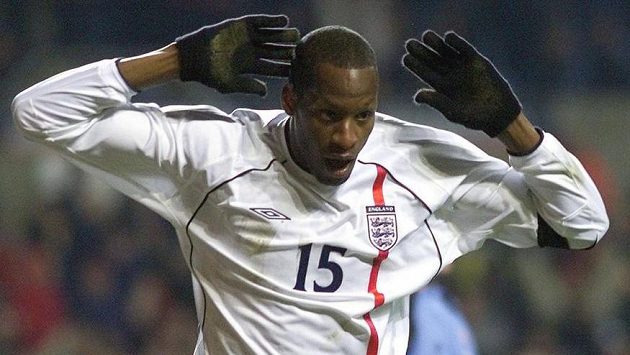 Ugo Ehiogu ještě v dresu anglické reprezentace v přípravném utkání proti Španělsku v roce 2001. Ugo Ehiogu ještě v dresu anglické reprezentace v přípravném utkání proti Španělsku v roce 2001.