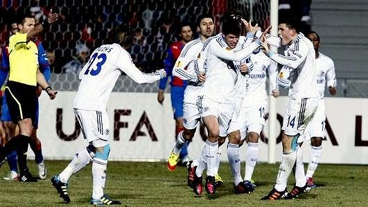 Fotbalisté Schalke 04 oslavují gól v síti Plzně. Fotbalisté Schalke 04 oslavují gól v síti Plzně.
