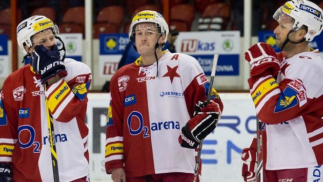 Tomáš Vlasák (uprostřed) dal ve 40 letech vrcholnému hokeji sbohem. Tomáš Vlasák (uprostřed) dal ve 40 letech vrcholnému hokeji sbohem.