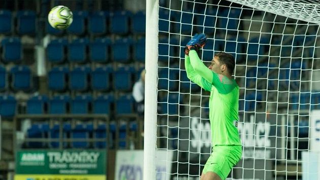 Brankář Liberce Filip Nguyen chytá rozhodující penaltu. Brankář Liberce Filip Nguyen chytá rozhodující penaltu.