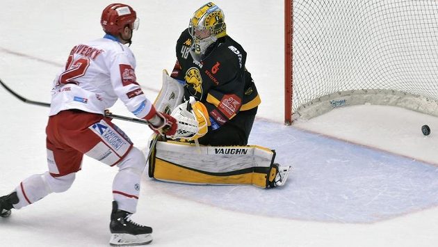 Vladimír Dravecký střílí druhou a vítěznou branku Třince. Vladimír Dravecký střílí druhou a vítěznou branku Třince.