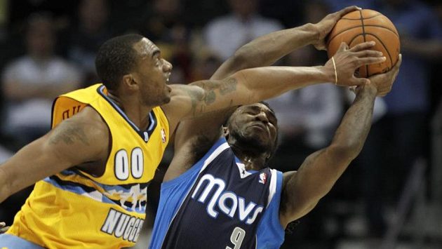 Darrell Arthur (vlevo) z Denveru bojuje o míč Jaeem Crowderem z Dallasu. Darrell Arthur (vlevo) z Denveru bojuje o míč Jaeem Crowderem z Dallasu.