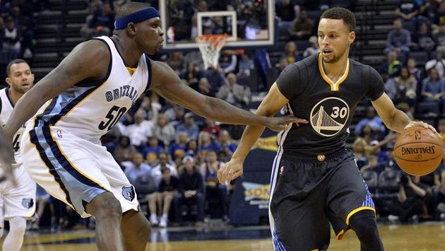 Stephen Curry s míčem proti dotírajícímu Zachu Randolphovi. Stephen Curry s míčem proti dotírajícímu Zachu Randolphovi.
