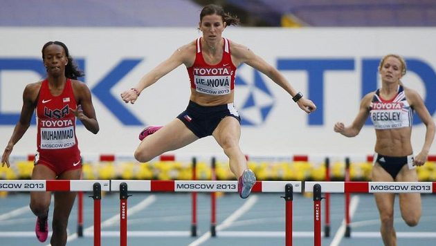 Zuzana Hejnová (uprostřed) na MS v Moskvě jasně dominovala semifinálovému běhu na 400 m překážek. Vlevo Dalilah Muhammadová z USA, vpravo Britka Meghan Beesleyová. Zuzana Hejnová (uprostřed) na MS v Moskvě jasně dominovala semifinálovému běhu na 400 m překážek. Vlevo Dalilah Muhammadová z USA, vpravo Britka Meghan Beesleyová.