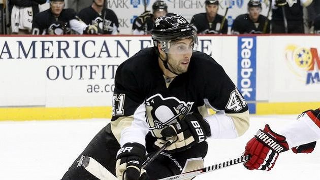Obránce Pittsburghu Robert Bortuzzo (vlevo) v utkání proti New Jersey, v němž zranil Jaromíra Jágra. Obránce Pittsburghu Robert Bortuzzo (vlevo) v utkání proti New Jersey, v němž zranil Jaromíra Jágra.