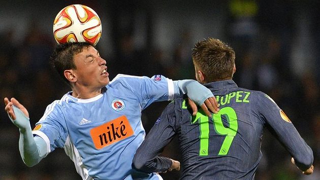 Hráč Slovanu Bratislava Nicolas Gorosito (vlevo) v souboji s neapolským Davidem Lópezem. Hráč Slovanu Bratislava Nicolas Gorosito (vlevo) v souboji s neapolským Davidem Lópezem.