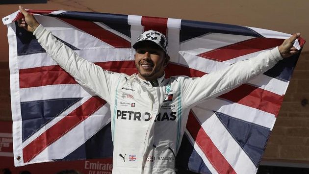 Hrdý šampion. Lewis Hamilton se pošesté v kariéře stal mistrem světa formule 1. Hrdý šampion. Lewis Hamilton se pošesté v kariéře stal mistrem světa formule 1.