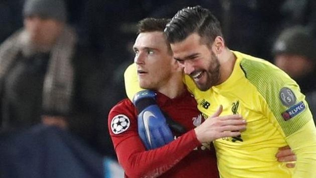 Vysmátý brankář Liverpoolu Alisson slaví postup do osmifinále Ligy mistrů. Vysmátý brankář Liverpoolu Alisson slaví postup do osmifinále Ligy mistrů.