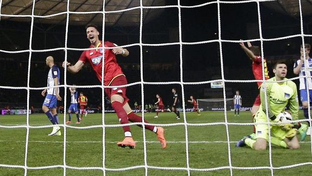 Útočník Hoffenheimu Sandro Wagner se raduje z gólu Niklase Sueleho. Útočník Hoffenheimu Sandro Wagner se raduje z gólu Niklase Sueleho.