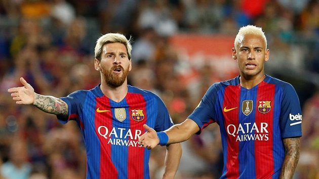 Barcelonští Lionel Messi a Neymar při debatě s rozhodčím v souboji Alavésem. Barcelonští Lionel Messi a Neymar při debatě s rozhodčím v souboji Alavésem.