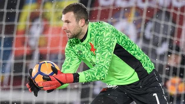 Brankář Slavie Praha Ondřej Kolář v akci. Brankář Slavie Praha Ondřej Kolář v akci.