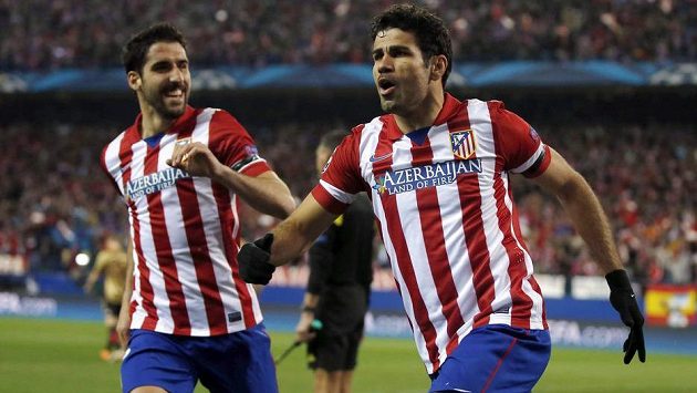 Diego Costa (vpravo) oslavuje se spoluhráčem z Atlétika Raúlem Garcíou svoji trefu do sítě AC Milán. Diego Costa (vpravo) oslavuje se spoluhráčem z Atlétika Raúlem Garcíou svoji trefu do sítě AC Milán.