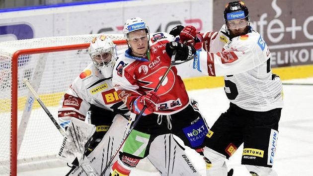 Pardubického Roberta Říčku zpracovává před brankou Jakuba Neužila sparťanský obránce Adam Polášek. Pardubického Roberta Říčku zpracovává před brankou Jakuba Neužila sparťanský obránce Adam Polášek.
