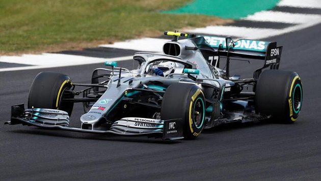 Pilot Mercedesu Valtteri Bottas během tréninku na Velkou cenu Británie. Pilot Mercedesu Valtteri Bottas během tréninku na Velkou cenu Británie.