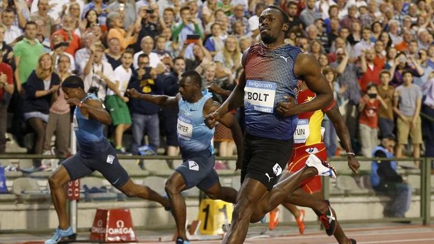 Usain Bolt probíhá jako vítěz cílem závodu na 100 metrů ve finále Diamantové ligy v Bruselu. Usain Bolt probíhá jako vítěz cílem závodu na 100 metrů ve finále Diamantové ligy v Bruselu.