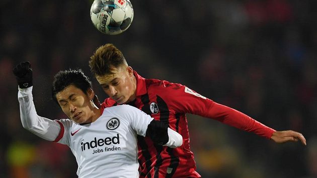 V hlavičkovém souboji o míč se sešli Daiči Kamada (vlevo) z Eintrachtu Frankfurt a Robin Koch z Freiburgu. V hlavičkovém souboji o míč se sešli Daiči Kamada (vlevo) z Eintrachtu Frankfurt a Robin Koch z Freiburgu.