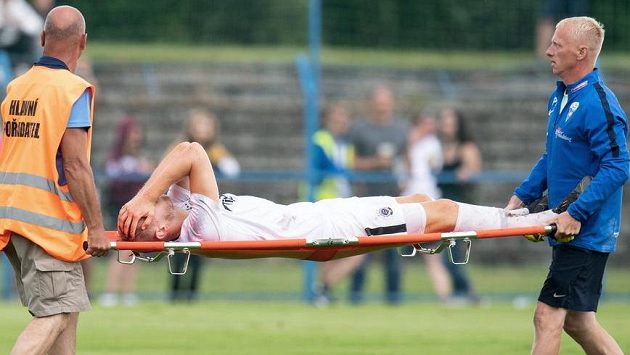 Zraněný Uroš Radakovič ze Sparty během přípravného utkání v Benešově. Zraněný Uroš Radakovič ze Sparty během přípravného utkání v Benešově.