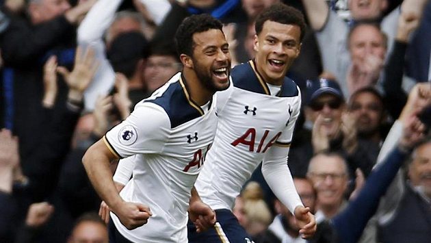 Tottenhamský Mousa Dembélé oslavuje první gól s Dele Allim. Tottenhamský Mousa Dembélé oslavuje první gól s Dele Allim.