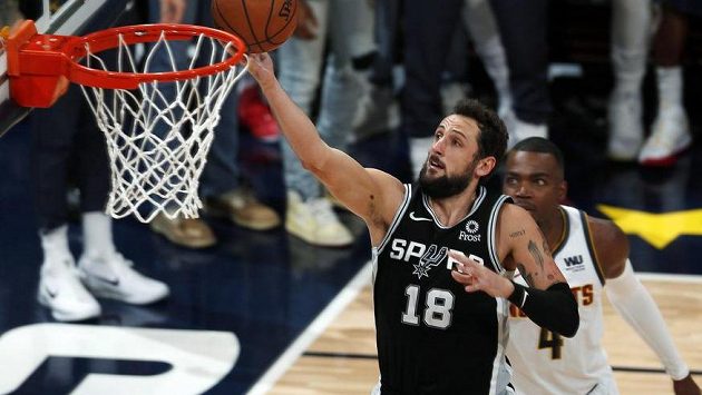 Marco Belinelli v souboji s Paulem Millsapem Marco Belinelli v souboji s Paulem Millsapem