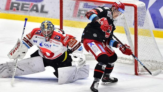 Brankář Pardubic Konstantin Barulin a Michal Kovařčík z Třince. Brankář Pardubic Konstantin Barulin a Michal Kovařčík z Třince.