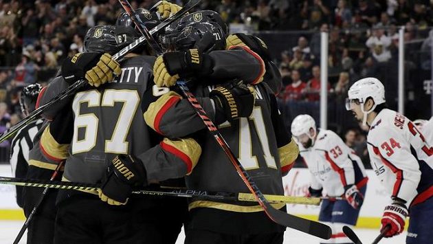 Hokejisté Vegas Golden Knights se radují z branky do sítě Washingtonu Hokejisté Vegas Golden Knights se radují z branky do sítě Washingtonu