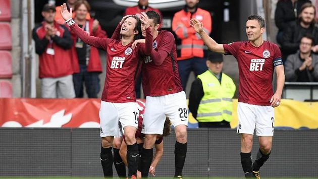 Radost sparťanských fotbalistů po prvním gólu. Zleva střelec Tomáš Rosický, Ondřej Zahustel, vzadu si váže tkaničku Lukáš Mareček a vpravo David Lafata. Radost sparťanských fotbalistů po prvním gólu. Zleva střelec Tomáš Rosický, Ondřej Zahustel, vzadu si váže tkaničku Lukáš Mareček a vpravo David Lafata.