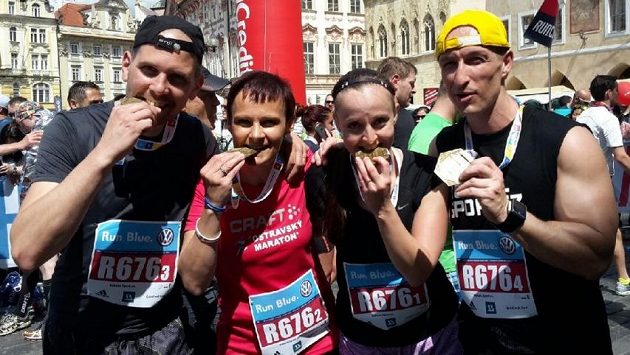 Dobojováno, maratónská štafeta je za námi. Ani to moc nebolelo. A ta medaile se opravdu nedá rozkousnout. Dobojováno, maratónská štafeta je za námi. Ani to moc nebolelo. A ta medaile se opravdu nedá rozkousnout.