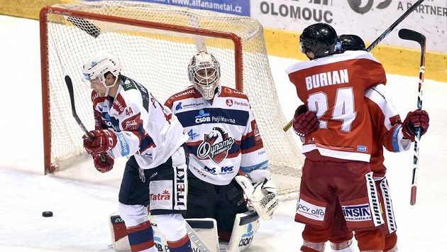Čtvrtá branka Olomouce, zleva Patrik Poulíček a brankář Ondřej Kacetl z Pardubic a Vilém Burian a autor gólu Petr Strapáč. Čtvrtá branka Olomouce, zleva Patrik Poulíček a brankář Ondřej Kacetl z Pardubic a Vilém Burian a autor gólu Petr Strapáč.