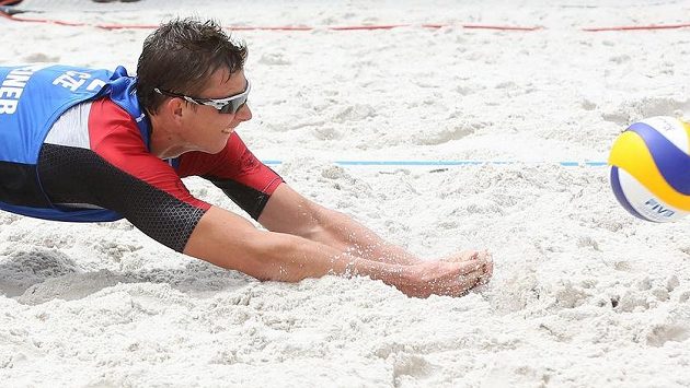 David Schweiner na tento míč nedosáhl. David Schweiner na tento míč nedosáhl.
