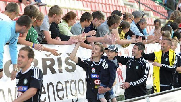 Fotbalisté Příbrami se radují z vítězství spolu s diváky. Bude to tak i pod novým trenérem? Fotbalisté Příbrami se radují z vítězství spolu s diváky. Bude to tak i pod novým trenérem?