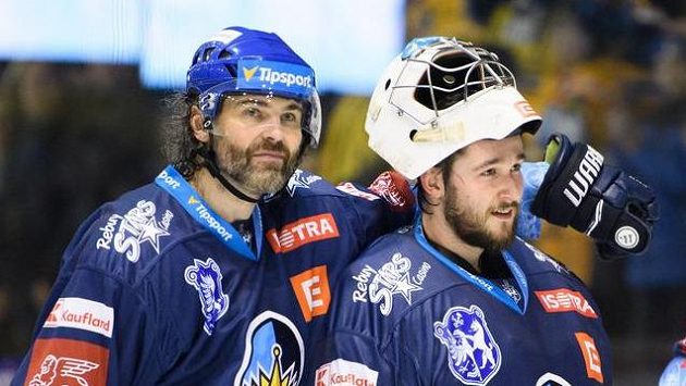 Jaromír Jágr a brankář Kladna Adam Brízgala z Kladna Jaromír Jágr a brankář Kladna Adam Brízgala z Kladna