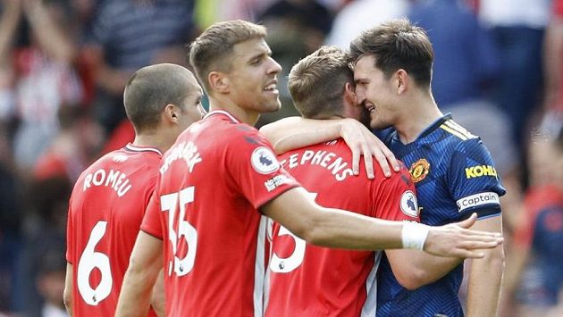 Pozdravy po konci zápasu, fotbalisté Manchesteru remizovali na hřišti Southamptonu. Pozdravy po konci zápasu, fotbalisté Manchesteru remizovali na hřišti Southamptonu.