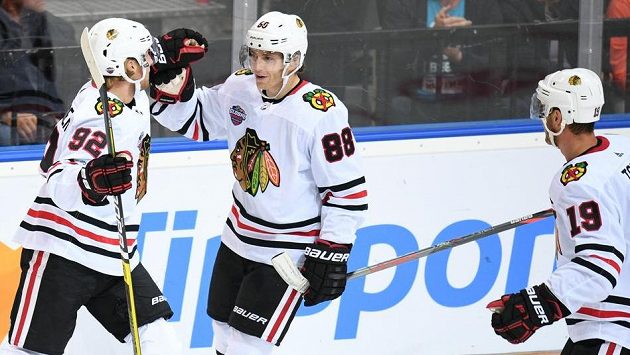 Alexander Nylander (88), Patrick Kane (92) a Jonathan Toews (19) z Chicaga se radují z gólu proti Philadelphii. Alexander Nylander (88), Patrick Kane (92) a Jonathan Toews (19) z Chicaga se radují z gólu proti Philadelphii.