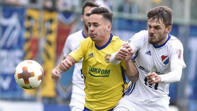 Zleva Daniel Holzer ze Zlína a střelec gólu Baníku Milan Jirásek. Zleva Daniel Holzer ze Zlína a střelec gólu Baníku Milan Jirásek.