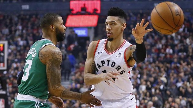 Danny Green (14) z Toronta a bostonský Marcus Morris (13). Danny Green (14) z Toronta a bostonský Marcus Morris (13).