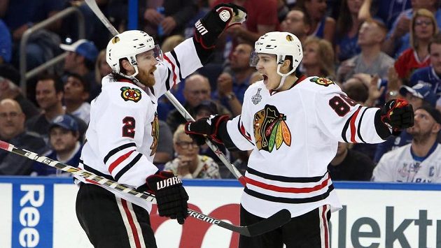 Teuvo Teräväinen (vpravo) oslavuje se spoluhráčem z Chicaga Duncanem Keithem vyrovnávací trefu v úvodním finále Stanley Cupu. Teuvo Teräväinen (vpravo) oslavuje se spoluhráčem z Chicaga Duncanem Keithem vyrovnávací trefu v úvodním finále Stanley Cupu.