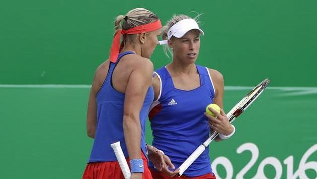 Lucie Hradecká (vlevo) a Andrea Hlaváčková během čtvrtfinálového duelu čtyřhry s Ruskami Světlanou Kuzněcovovou a Dariou Kasatkinovou. Ilustrační snímek. Lucie Hradecká (vlevo) a Andrea Hlaváčková během čtvrtfinálového duelu čtyřhry s Ruskami Světlanou Kuzněcovovou a Dariou Kasatkinovou. Ilustrační snímek.