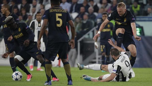 Kamil Glik (vpravo) s gustem šlape na Gonzala Higuaína, který leží na zemi! Kamil Glik (vpravo) s gustem šlape na Gonzala Higuaína, který leží na zemi!