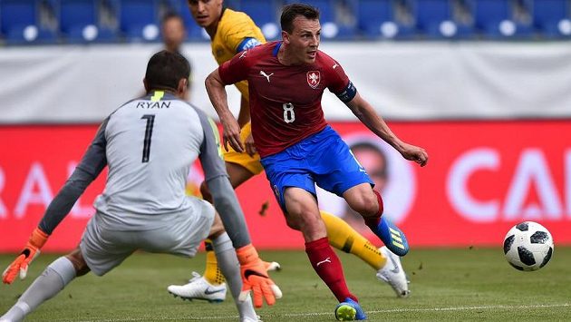 Zleva brankář Austrálie Matthew Ryan a český reprezentant Vladimír Darida. Zleva brankář Austrálie Matthew Ryan a český reprezentant Vladimír Darida.