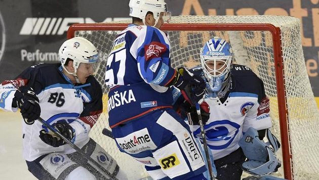 Zleva Tomáš Mertl z Plzně, Jan Hruška z Brna a brankář Plzně Miroslav Svoboda. Zleva Tomáš Mertl z Plzně, Jan Hruška z Brna a brankář Plzně Miroslav Svoboda.