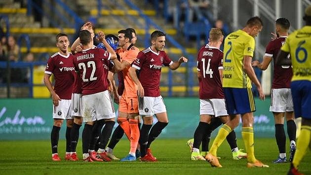 Radost sparťanských fotbalistů po brance Jakuba Peška, kterou zvyšoval vedení Sparty ve Zlíně Radost sparťanských fotbalistů po brance Jakuba Peška, kterou zvyšoval vedení Sparty ve Zlíně