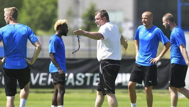 Pavel Vrba diriguje své svěřence během úvodního tréninku Pavel Vrba diriguje své svěřence během úvodního tréninku