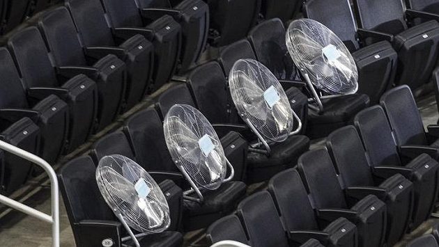 Fanoušci NHL se kvůli koronaviru do hlediště nedostanou, ventilátory ano. Fanoušci NHL se kvůli koronaviru do hlediště nedostanou, ventilátory ano.