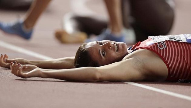 Vyčerpaná Zuzana Hejnová v cíli semifinálového běhu na 400 metrů překážek na MS v Dauhá. Vyčerpaná Zuzana Hejnová v cíli semifinálového běhu na 400 metrů překážek na MS v Dauhá.