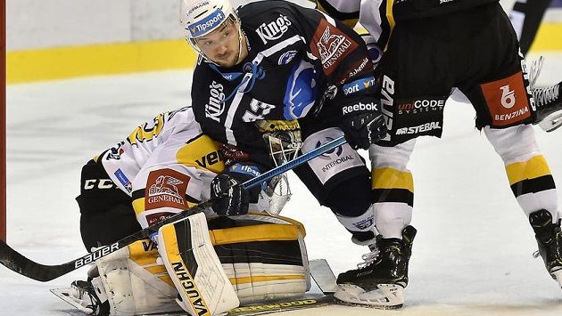 Zleva brankář Litvínova Jaroslav Janus a Jan Kovář z Plzně. Zleva brankář Litvínova Jaroslav Janus a Jan Kovář z Plzně.