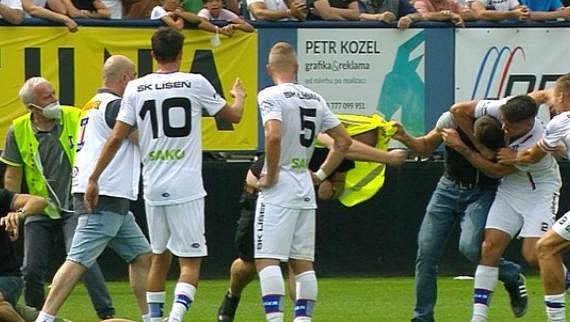 Při druholigovém utkání mezi Líšní a Brnem vnikli na hrací plochu fanoušci. Napadeného pořadatele se zastal i hráč Líšně Jan Silný. Při druholigovém utkání mezi Líšní a Brnem vnikli na hrací plochu fanoušci. Napadeného pořadatele se zastal i hráč Líšně Jan Silný.