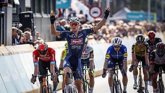 Belgičan Tim Merlier slaví vítězství v úvodní etapě cyklistického závodu Binck Bank Tour. Belgičan Tim Merlier slaví vítězství v úvodní etapě cyklistického závodu Binck Bank Tour.