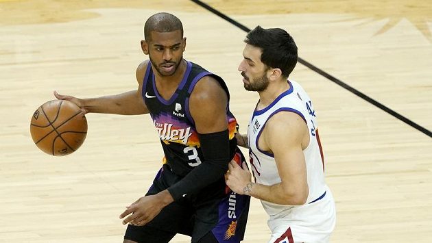 Chris Paul (3) z Phoenixu a Facundo Campazzo z Denveru. Chris Paul (3) z Phoenixu a Facundo Campazzo z Denveru.