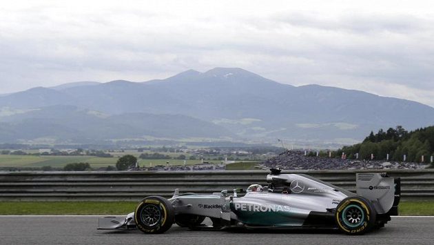 Okolí Red Bull Ringu tvoří poutavá přírodní scenérie. Pilot Mercedesu Lewis Hamilton ale asi mnoho času na kochání neměl. Okolí Red Bull Ringu tvoří poutavá přírodní scenérie. Pilot Mercedesu Lewis Hamilton ale asi mnoho času na kochání neměl.